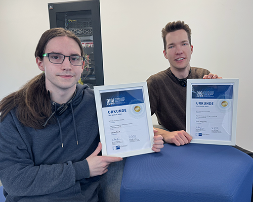 Unsere DigiZubis mit ihren Urkunden