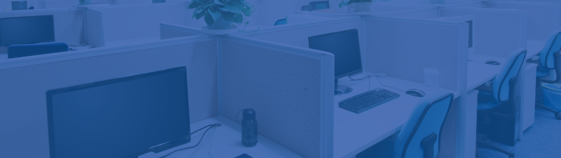 Arbeitsplätze in einem modernen Bürogebäude